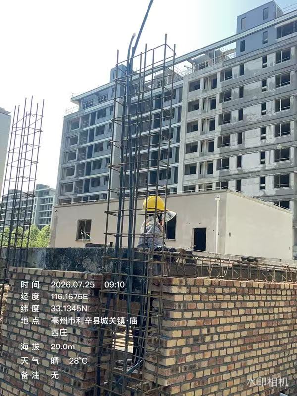 09:10 整理线管 黄帽工人整理线管