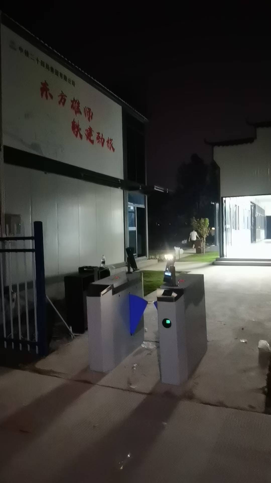 项目部人行通道闸机+人脸识别机 人行通道闸机+人脸识别机安装实景