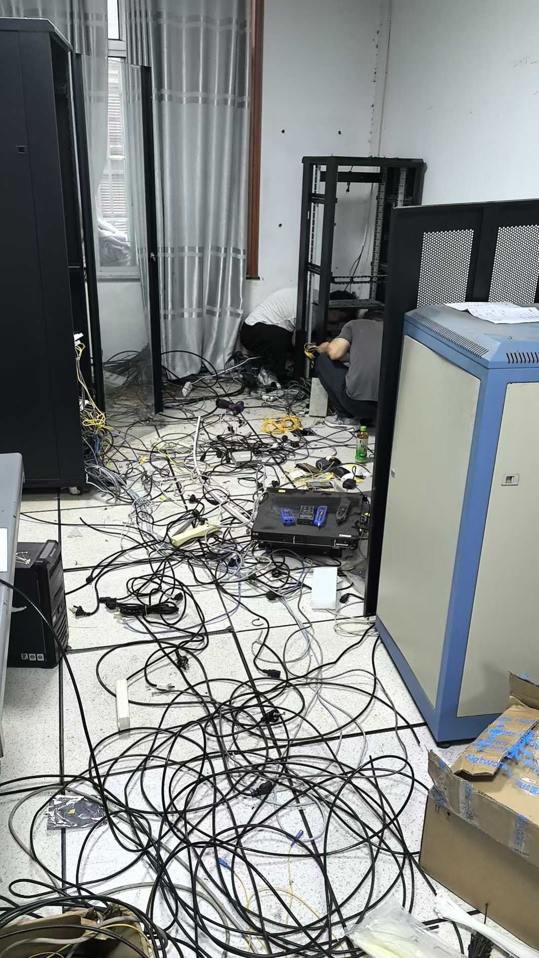 施工中机柜地面大量网线