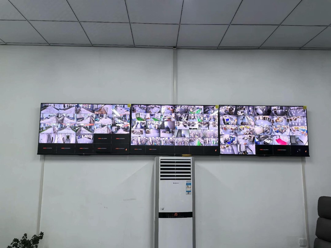 亳州景凯鑫电子厂值班室海康威视液晶拼接屏(多通道厂区监控画面)