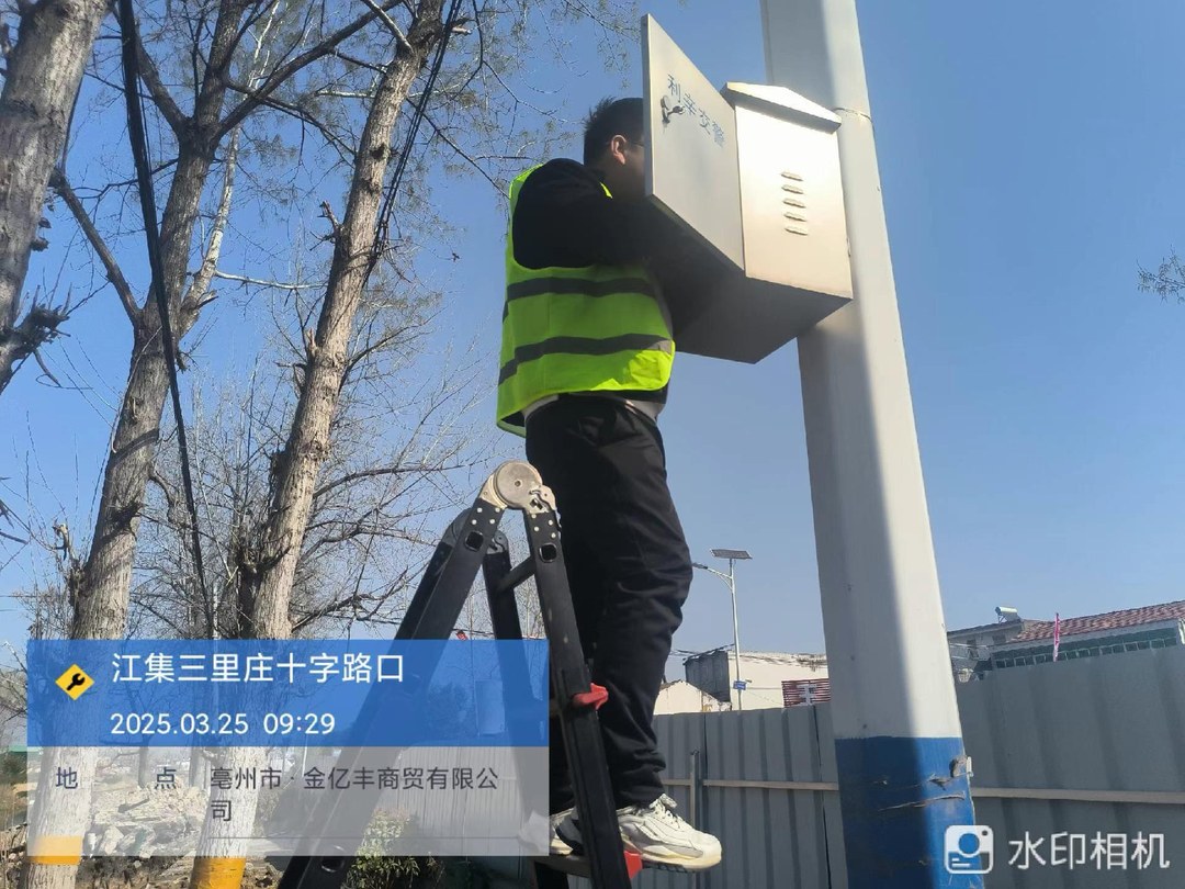 江集三里庄十字路口技术员检修电警设备箱