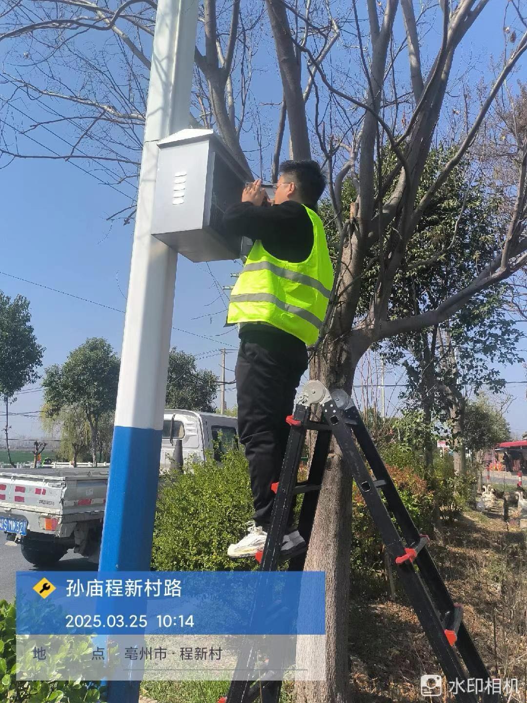 孙庙程新村路口技术员检修电警设备箱（带散热百叶）