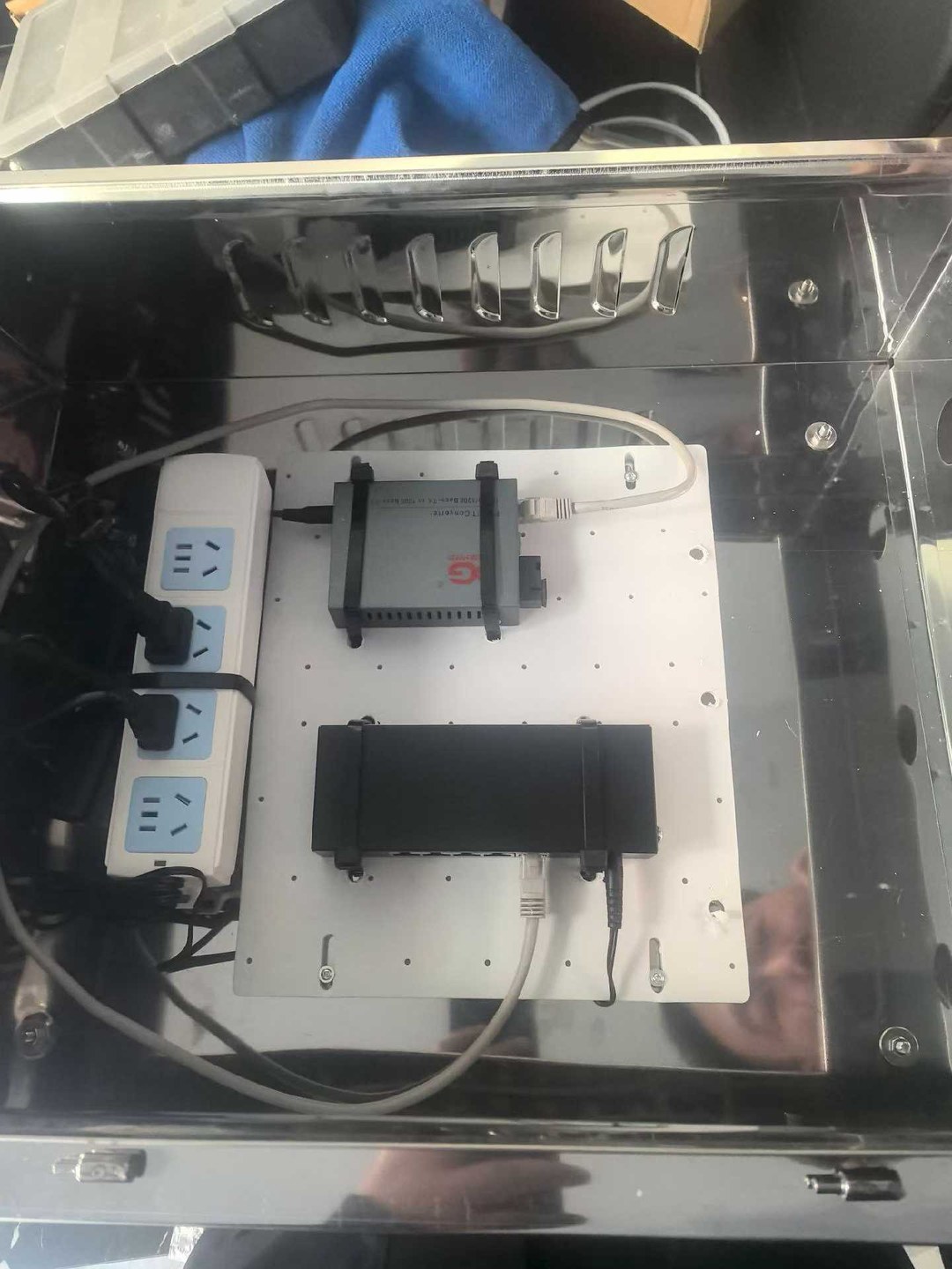 利辛县人民法院设备接线盒内 USB 集线器+光模块+取电模块，规范接线+防潮防尘