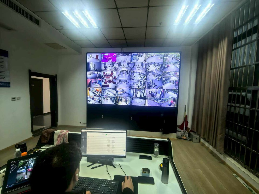 利辛县人民法院机关值班室监控中心大屏：多路画面拼接显示+主控电脑+值班员操作