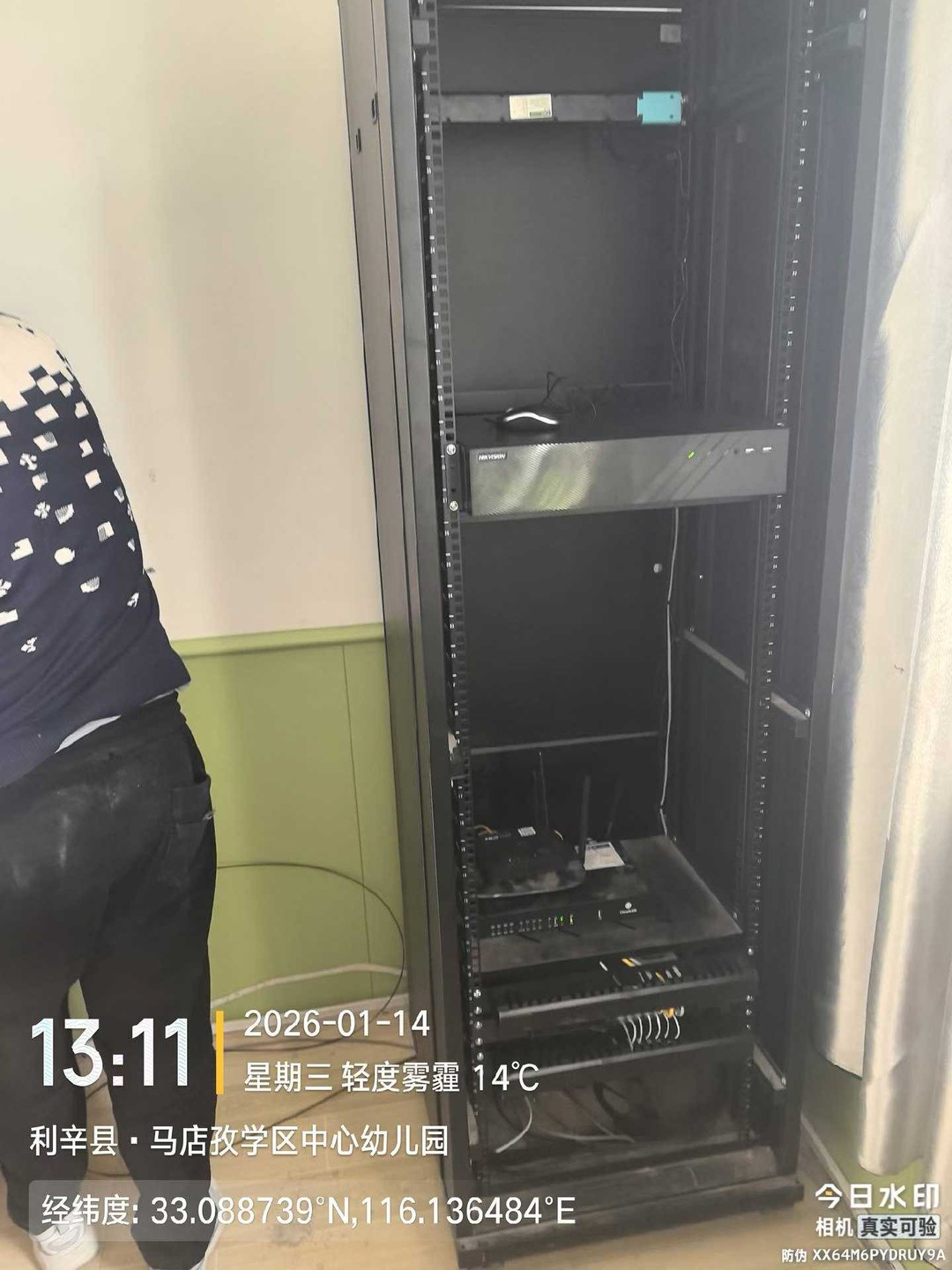 利辛县马店学区中心幼儿园中心机房整理后:标准机柜分层上架、上走线下走线、强弱电分槽、贴标编号、整齐划一